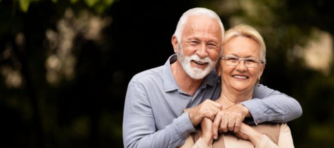 como-contratar-o-seguro-de-vida Como contratar o seguro de vida? Na imagem, casal de idosos feliz após entender melhor como agir em caso de sinistro no seguro de vida.