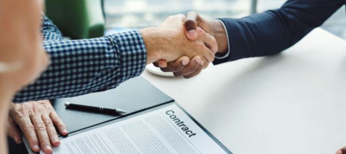 como-contratar-o-seguro-quebra-de-garantia Como contratar seguro quebra de garantia? Na imagem, duas pessoas apertando as mãos após o segurado entender o que é seguro quebra de garantia.