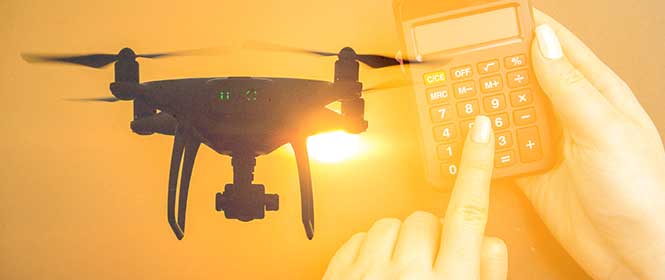 como-contratar-seguro-reta-drone Como contratar seguro RETA drone? Na imagem, uma pessoa conferindo o valor do seguro para drones por meio de uma calculadora antes de contratar a proteção.