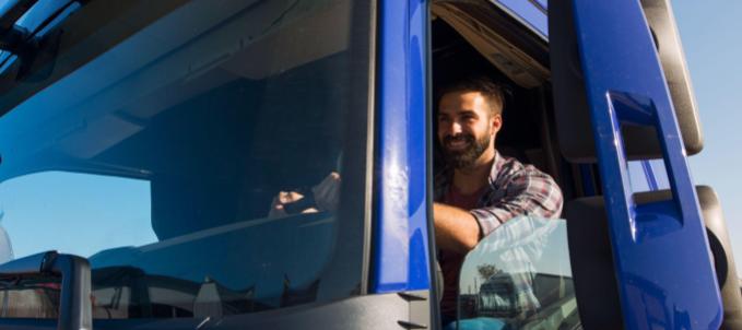 como-fazer-seguro-de-carga-para-autonomo Como fazer seguro de carga para autônomo? Na imagem, motorista autônomo trabalhando após contratar seguro online