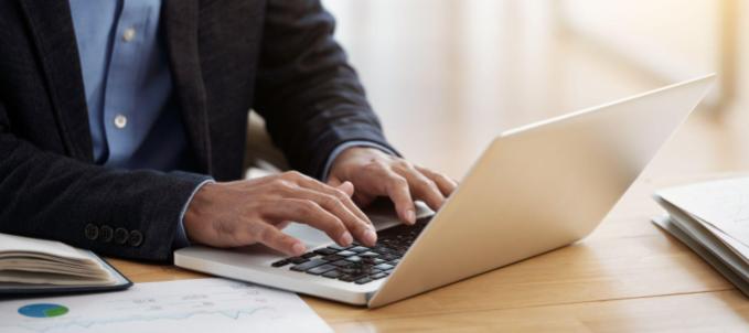Como fazer simulação em uma seguradora de crédito? Na imagem, homem conferindo as melhores seguradores de crédito e como simular em cada uma,