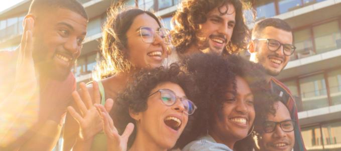 como-funciona-o-seguro-de-vida Como funciona o seguro de vida? Na imagem, colaboradores de uma empresa que entenderam o que é sinistro no seguro de vida e como eles estão protegidos com as melhores coberturas do seguro de vida empresarial.