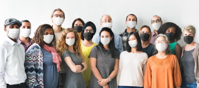 como-funciona-seguro-de-vida-para-empresas É obrigatório ter seguro de vida na empresa? Na imagem, funcionários utilizando máscara evidenciam a importância da contratação do seguro de vida