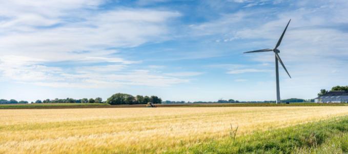 como-seguro-agricola-funciona Como seguro agrícola funciona? Na imagem, aerogerador e plantação representam importância da cobertura de uma seguradora agrícola