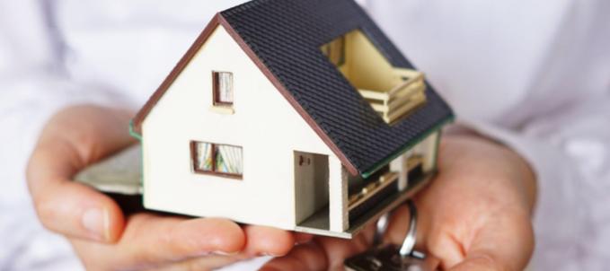 conclusao-seguro-fianca Seguro fiança e seguro garantia: imagem de uma casa em miniatura para representar a diferença entre ambos os conceitos.