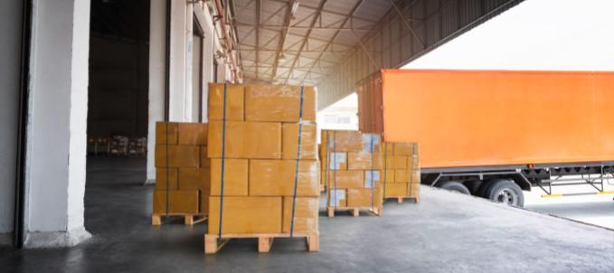 é-obrigatorio-averbar-cargas É obrigatório averbar cargas? Na imagem, mercadorias que passaram pela averbação eletrônica aguardando para serem alocadas no caminhão de transporte.