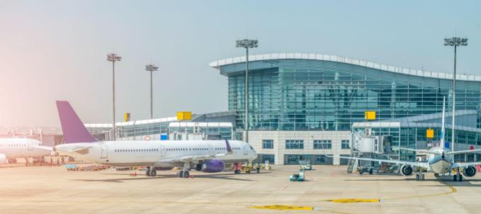incoterms-no-seguro-de-carga-internacional O que são as Incoterms no seguro de carga internacional? Na imagem, avião levando mercadorias protegidas pelo seguro de carga aérea