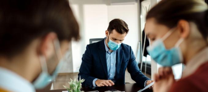 melhor-seguro-de-vida-para-empresas Qual o melhor seguro de vida empresarial? Na imagem, donos de empresa fazem cotação para entender qual é o melhor seguro para atender suas necessidades