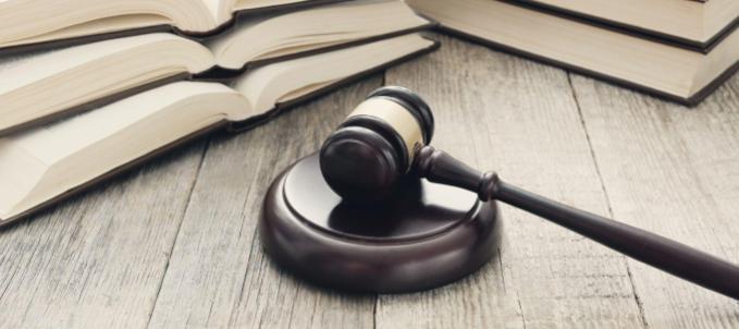 o-que-e-a-prescricao-intercorrente-no-processo-civil O que é a prescrição intercorrente no processo civil? Na imagem, martelo de justiça em alusão a quando ocorre a prescrição intercorrente e o prazo.
