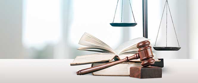 o-que-e-seguro-para-terceiros O que é o seguro para terceiros? Na imagem, elementos relacionados à justiça, como balança da justiça, em alusão aos direitos de terceiros em sinistro.