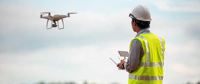 o-que-é-o-seguro-reta-para-drones O que é o seguro RETA drone? Na imagem, profissional usando um drone que possui as coberturas de danos a terceiros.