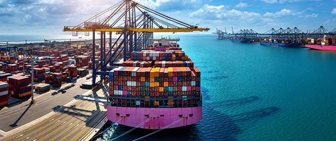 o-que-é-seguro-embarcações o que é seguro embarcações? Na imagem, embarcações com containers representa seguro que protege a embarcação contra danos e perdas durante o transporte