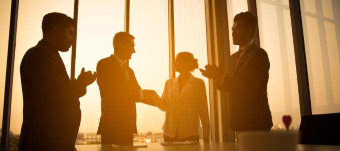 o-que-e-uma-contratacao-de-seguro-de-credito O que é uma contratação de seguro de crédito? Na imagem, sócios falando sobre como funciona seguro de crédito e como contratar um das melhores seguradoras de crédito.
