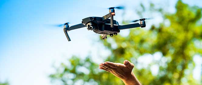 o-que-o-seguro-reta-drone-cobre Seguro RETA drone: o que cobre? Na imagem, uma mão embaixo de um drone pairando no ar como representação das coberturas do seguro de responsabilidade civil para drones.