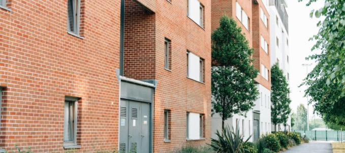 o-que-sao-seguros-condominio O que é seguro condomínio? Na imagem, imóveis representam o seguro condomínio, que é utilizado para proteger o espaço comum contra danos