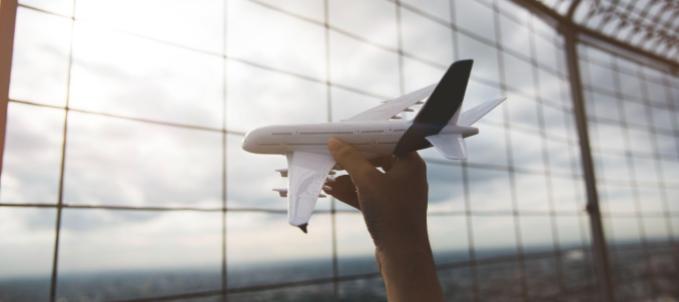 o-que-seguro-transporte-aereo-cobre O que o seguro RCTA-C cobre? Na imagem, avião de brinquedo em alusão à importância de contratar o seguro transporte aéreo.