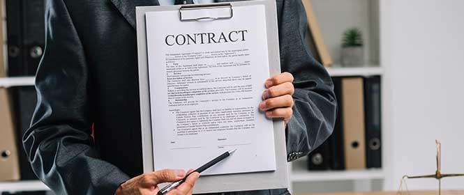 Seguro garantia contratual: quais as partes envolvidas? Na imagem, homem segurando apólice de seguro mostrando as partes envolvidas: tomador, segurado e seguradora.