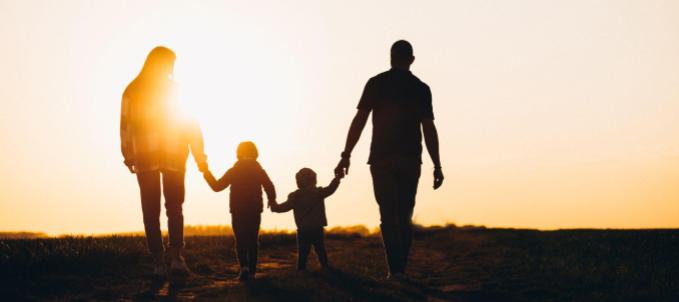 quem-e-o-sinistrado-no-seguro-de-vida Sinistro no seguro de vida: quem é o sinistrado? Na imagem, família feliz após entender o que é seguro de vida e quem está protegido em caso de sinistro.