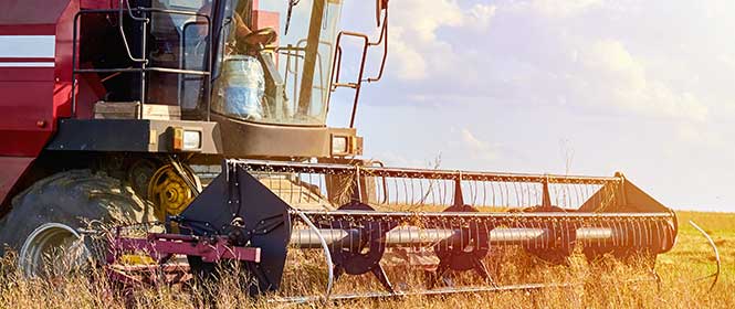 quem-pode-contratar-o-seguro-agricola Quem pode contratar o seguro agrícola? Na imagem, trator representa seguro que é indicado para produtores rurais