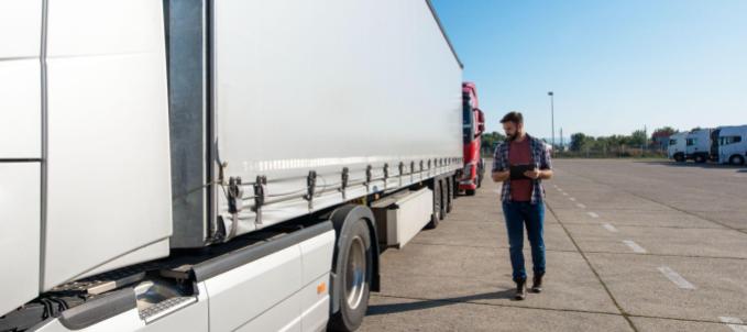 seguro-de-carga-de-transporte-terrestre-para-que-serve Seguro de carga de transporte terrestre para que serve? Na imagem, motorista na estrada após ocorrência de sinistro