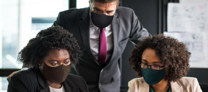 seguro-de-vida-corporativo-o-que-e O que é seguro de vida corporativo? Na imagem, sócios de empresa avaliam proposta de seguro de vida em grupo