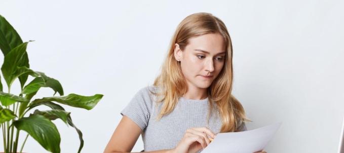 seguro-de-vida-para-empresas-valor Qual o valor do seguro de vida para empresas? Na imagem, mulher assinando contrato de seguro de vida, que pode ser encontrado a partir de R$ 30