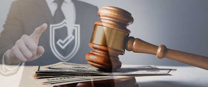 quais-os-beneficios-do-seguro-fianca Quais são os benefícios do seguro fiança? Na imagem, martelo de justiça sobre uma apólice do seguro fiança Porto Seguro em alusão à certeza de ter todas as coberturas contratadas.
