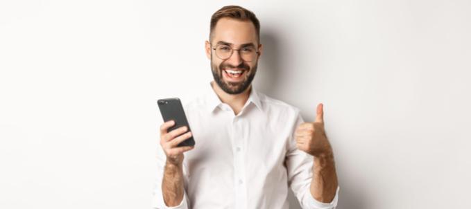 seguro-patrimonial-por-que-contratar Qual a importância do seguro patrimonial empresarial? Na imagem, dono de empresa feliz após contratar seguro empresarial com a Mutuus Seguros.