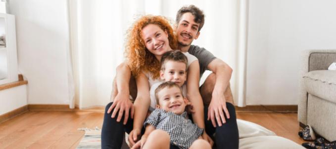 seguro-vida-empresa-mutuus-seguros Coberto pelo seguro vida empresa, na imagem, vemos um colaborador feliz pelos familiares também estarem assegurados