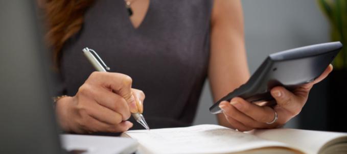 valor-de-seguro-fianca-e-devolvido Mulher que sabe como calcular o valor do seguro fiança após ler se ele é devolvido