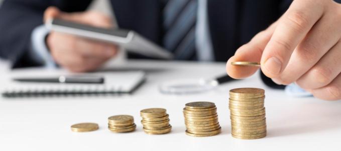 valor-do-seguro-vida-empresa Seguro vida empresa: qual o valor? Na imagem, empresário calculando o valor desse seguro