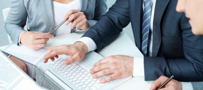 quem-contrata-seguro-garantia-contratual-licitacao Quem contrata seguro garantia contratual licitação? Na imagem, prestador de serviço apresenta apólice de seguro garantia licitação para contratante